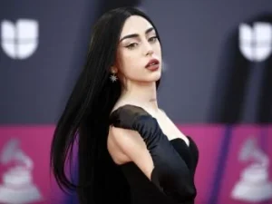 عندما يسكن الحب مدرجات الكرة: قصص رومانسية تشعل حياة النجوم