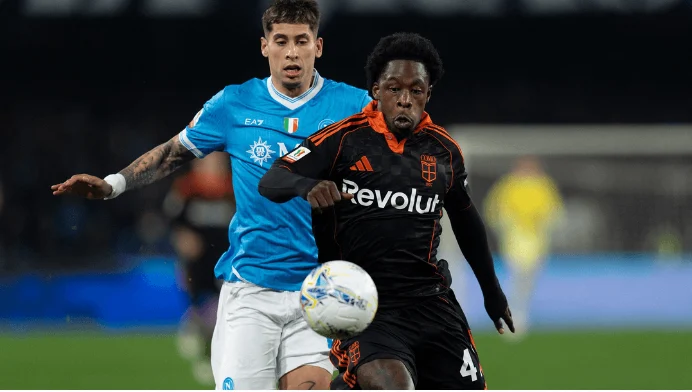 كومو يُطيح بنابولي من ربع النهائي في مفاجأة مدوية