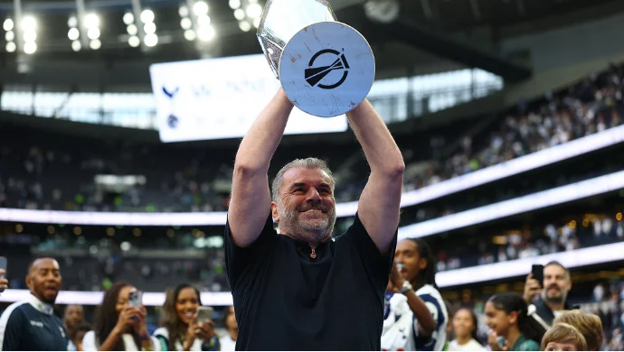 أنجي بوستيكوغلو يثير الجدل: “Tottenham Hotspur ليس نادياً كبيراً” بعد إقالة توماس فرانك