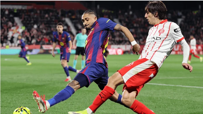 شهدت الساحة الكروية في إسبانيا موجة جديدة من الجدل حول التحكيم، بعد تصريحات نجم برشلونة، البرازيلي رافينيا، التي أثارت نقاشًا واسعًا بين الجماهير ووسائل الإعلام.