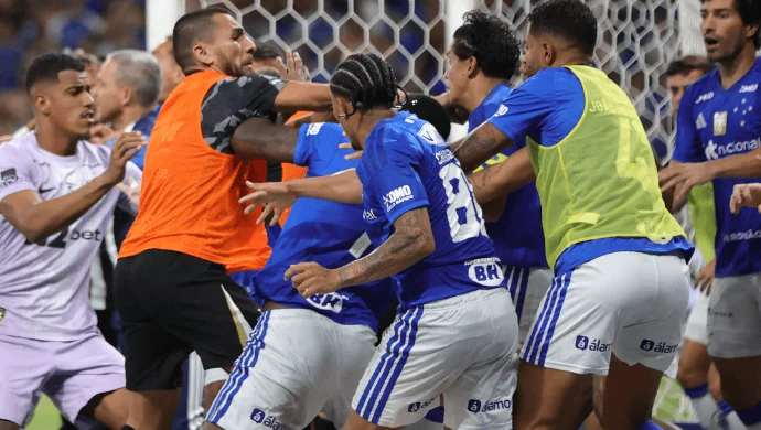 طرد 23 لاعباً في مباراة كروزيرو وأتليتيكو مينيرو