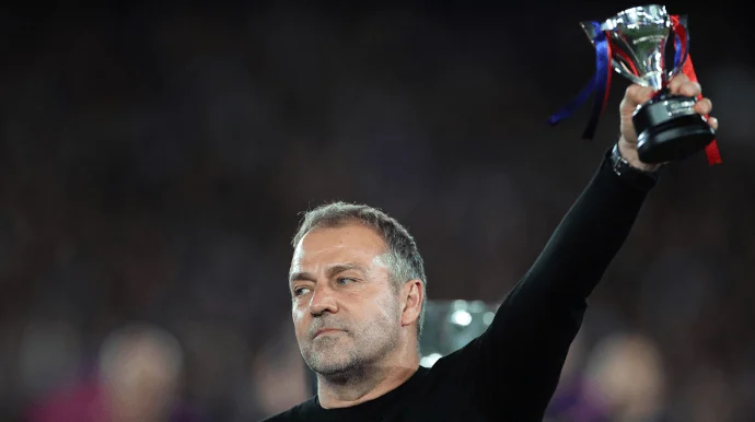 برشلونة يعلن تجديد عقد فليك حتى عام 2028