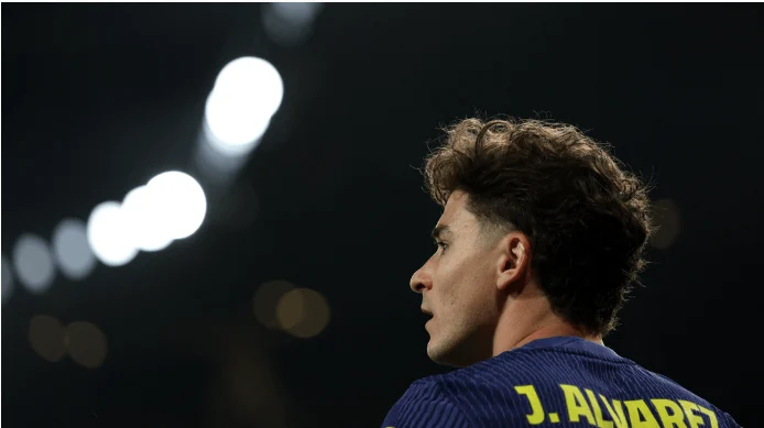 برشلونة يقدم عرضًا لضم جوليان ألفاريز
